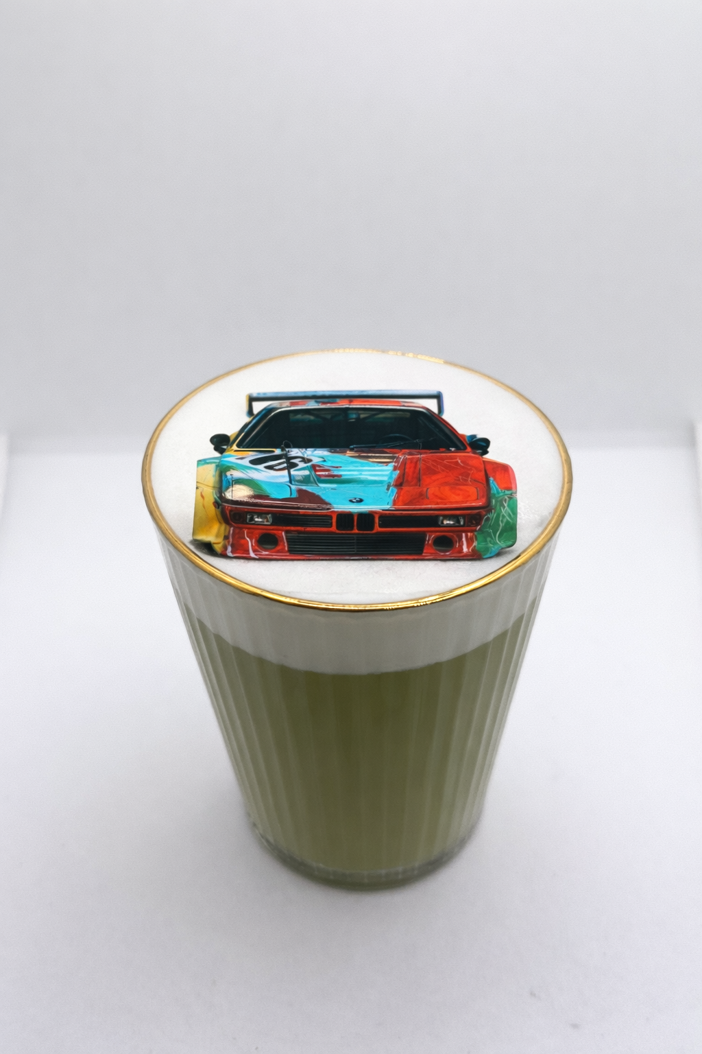Cocktail vert avec voiture imprimée sur la mousse