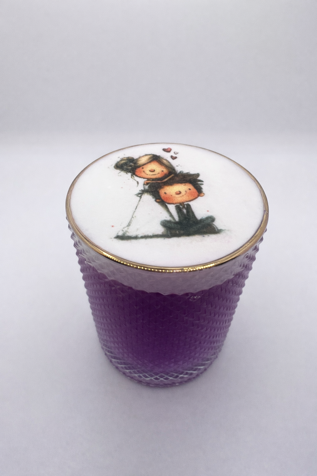 Cocktail violet avec illustration imprimée sur la mousse