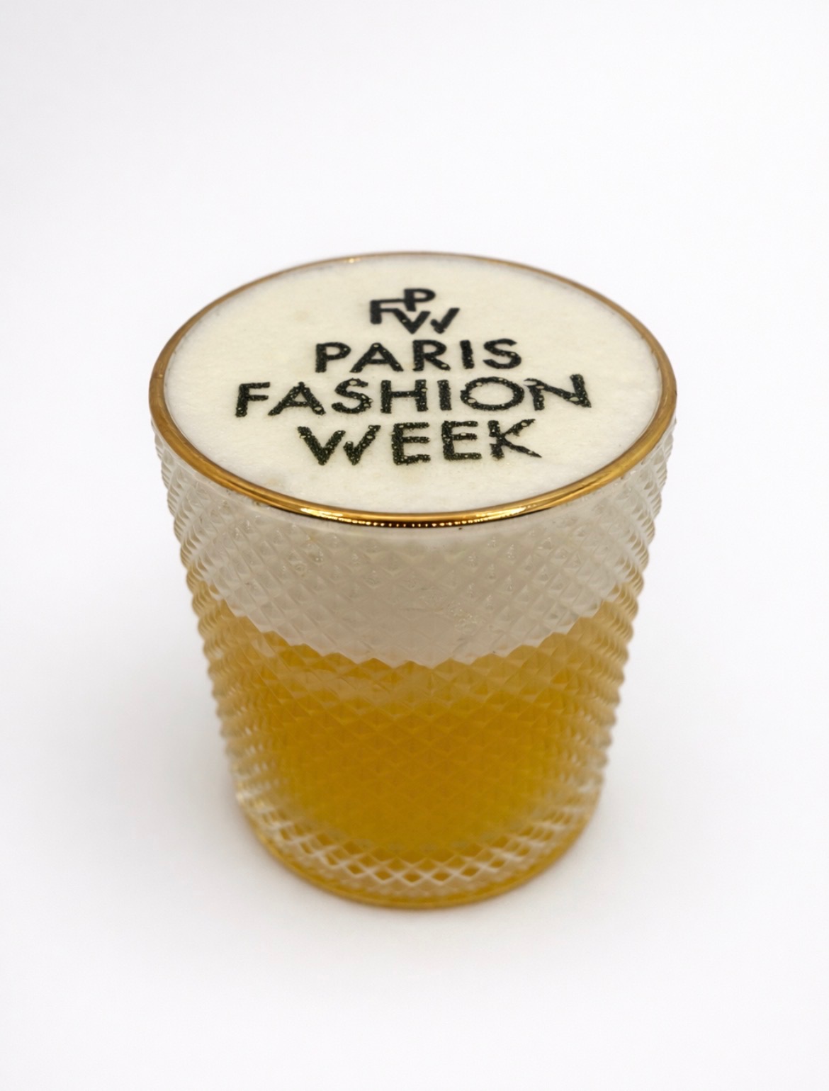 Cocktail jaune avec impression Paris Fashion Week sur la mousse