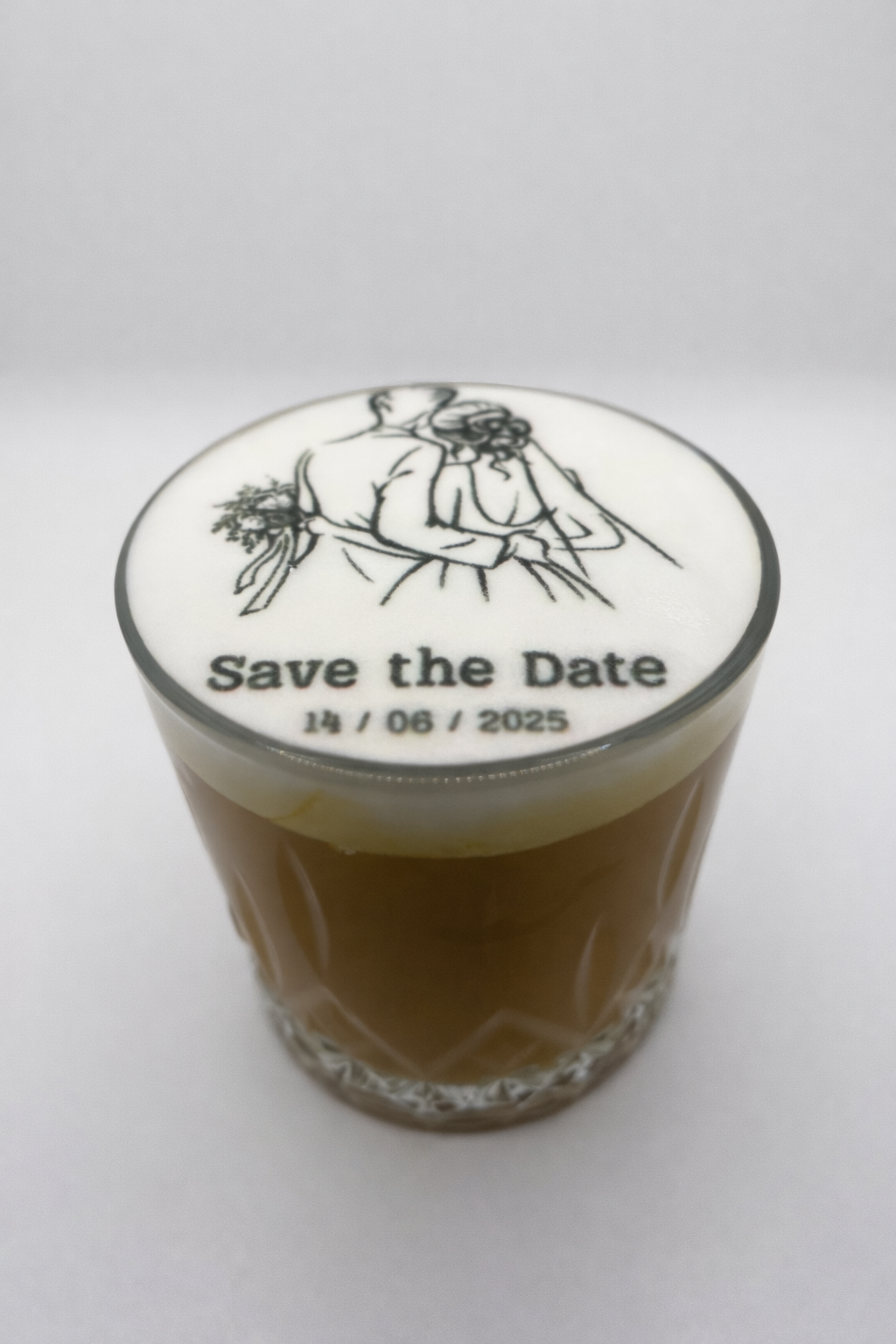Cocktail avec Save the Date imprimé sur la mousse