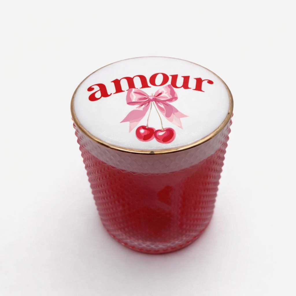 Cocktail rouge avec impression amour et cerises sur la mousse